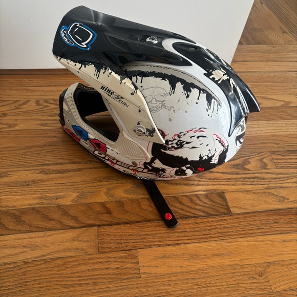 O’Neal 9 Series Motocross Helmet | White/Black Skull Splatter Graphics - Picture 3 of 7